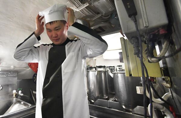 Đầu bếp Hạm đội Thái Bình Dương trong phòng bếp của tàu ngầm diesel-điện “Volkhov&quot; - Sputnik Việt Nam
