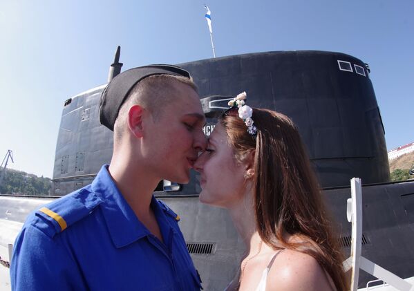 Một quân nhân với cô gái trong cuộc gặp gỡ tàu ngầm diesel mới &quot;Krasnodar&quot; ở Sevastopol - Sputnik Việt Nam