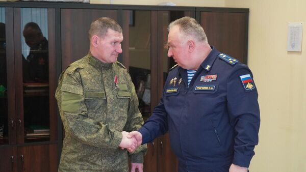 Ông Sergei Solenov, người che chắn cho chỉ huy xe tăng Alyosha khỏi vụ nổ lựu đạn, được tặng thưởng Huân chương Dũng cảm - Sputnik Việt Nam