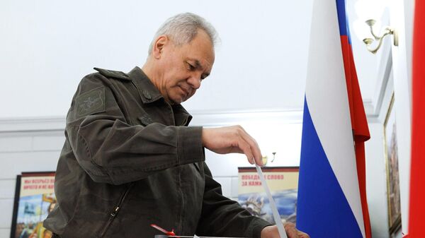 Bộ trưởng Quốc phòng Nga S. Shoigu bỏ phiếu trong cuộc bầu cử tổng thống Nga - Sputnik Việt Nam