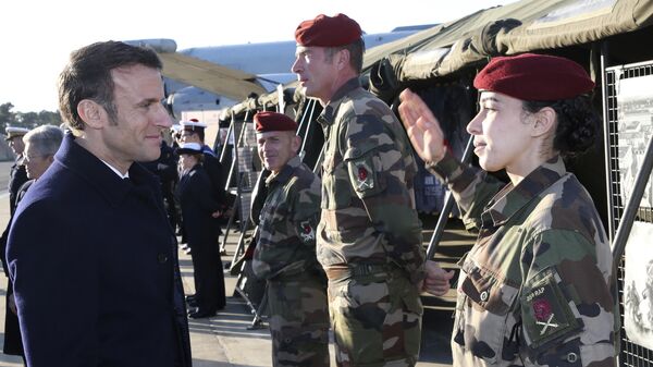 Солдат отдает честь президенту Франции Эммануэлю Макрону на авиабазе Мон-де-Марсан, Франция - Sputnik Việt Nam