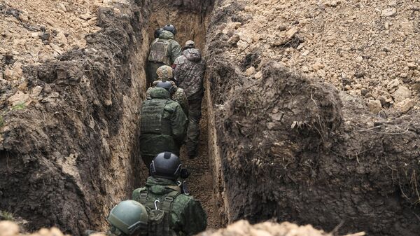 Những quân nhân tiếp viện mới của Lực lượng vũ trang Nga theo hướng Zaporozhye đang được huấn luyện tại bãi tập trong khu vực chiến dịch quân sự đặc biệt - Sputnik Việt Nam