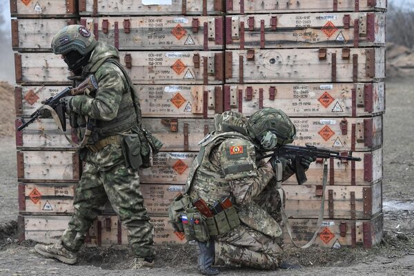 Những quân nhân tiếp viện mới của Lực lượng vũ trang Nga theo hướng Zaporozhye đang được huấn luyện tại bãi tập trong khu vực chiến dịch quân sự đặc biệt - Sputnik Việt Nam