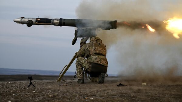 Một binh sĩ của nhóm quân đội Trung tâm của Lực lượng Vũ trang Nga đang hoàn thiện kỹ năng bắn từ các hệ thống tên lửa chống tăng Кornet - Sputnik Việt Nam