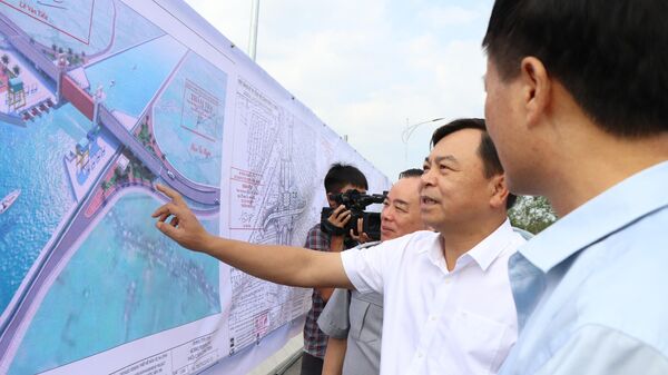 Thứ trưởng Nguyễn Hoàng Hiệp kiểm tra hiện trường cống Tân Phú, huyện Châu Thành - Sputnik Việt Nam