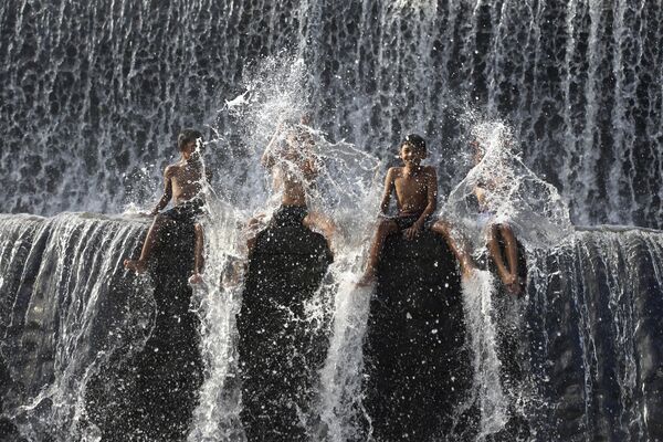 Trẻ em bơi trên sông Unda trước Ngày Nước Thế giới ở Klungkung, Bali, Indonesia - Sputnik Việt Nam