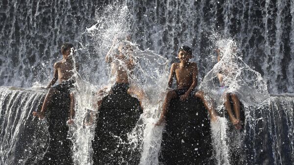 Дети купаются в реке Унда в преддверии Всемирного дня воды в Клунгкунге, Бали, Индонезия - Sputnik Việt Nam