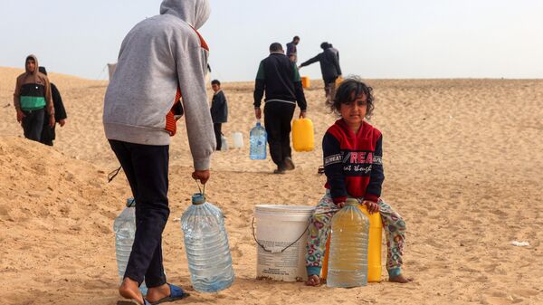 Người Palestine giao nước cho trại tị nạn Rafah ở phía nam Dải Gaza - Sputnik Việt Nam