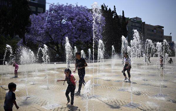 Người dân tắm mát tại đài phun nước ở Thành phố Mexico, nơi ghi nhận nhiệt độ cao kỷ lục - Sputnik Việt Nam