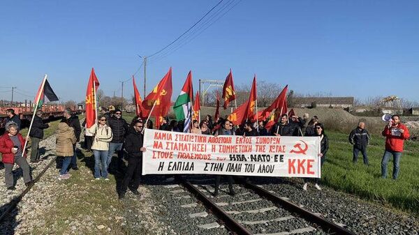 Các thành viên từ đảng Cộng sản Hy Lạp và tổ chức thanh niên của đảng này đã chặn đoàn tàu chở xe tăng Mỹ - Sputnik Việt Nam