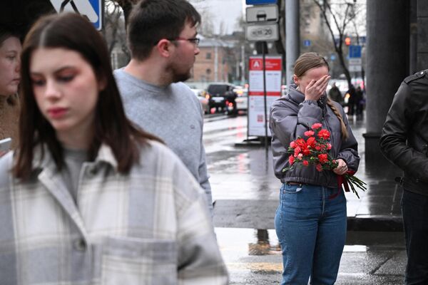 Người dân bày tỏ lòng thương tiếc tại đài tưởng niệm tạm thời trước Đại sứ quán Nga ở Yerevan - Sputnik Việt Nam