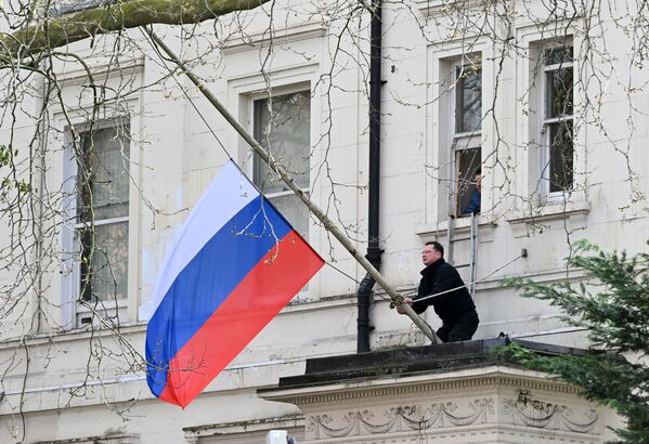 Quốc kỳ Nga treo rủ gần Đại sứ quán Nga ở London - Sputnik Việt Nam