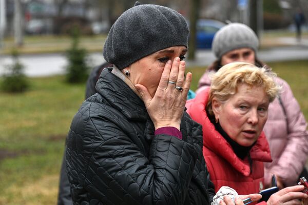 Người dân mang hoa đến Đại sứ quán Nga ở Minsk để tưởng nhớ các nạn nhân của vụ tấn công khủng bố tại Crocus city hall gần Moskva - Sputnik Việt Nam