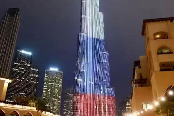 Tòa nhà chọc trời Burj Khalifa ở Dubai được chiếu sáng bằng màu cờ Nga - Sputnik Việt Nam