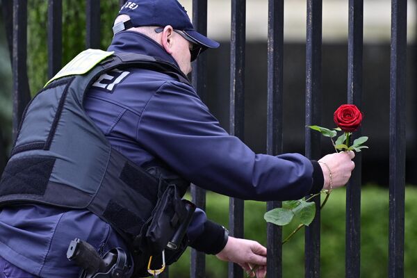 Cảnh sát đặt hoa bên ngoài Đại sứ quán Nga ở Berlin - Sputnik Việt Nam