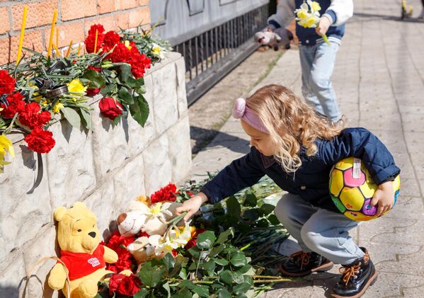 Người cảnh sát đặt hoa bên ngoài Đại sứ quán Nga ở Berlin - Sputnik Việt Nam