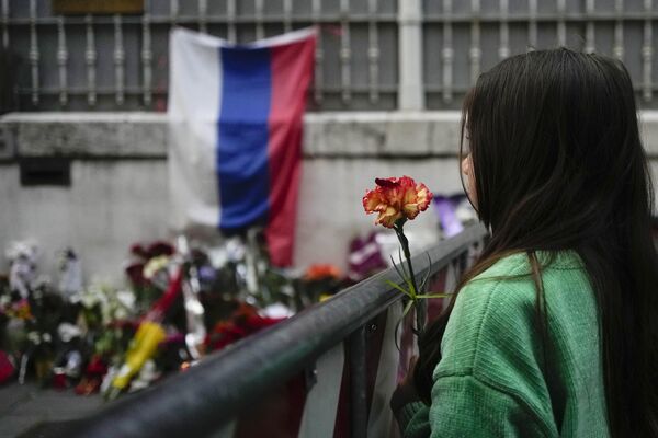Một cô gái cầm bông hoa gần Đại sứ quán Nga ở Rome - Sputnik Việt Nam