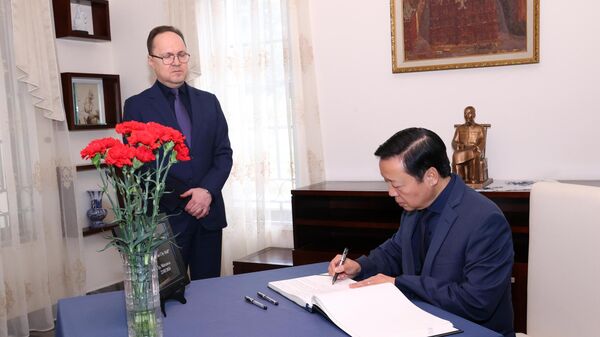 Phó Thủ tướng Trần Hồng Hà ghi sổ tang tưởng niệm các nạn nhân vụ khủng bố tại Liên bang Nga - Sputnik Việt Nam