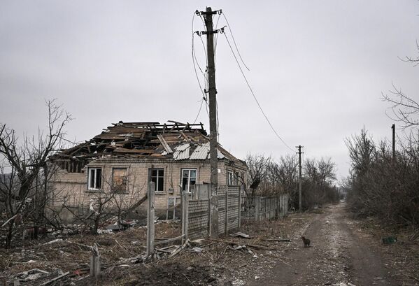 Một ngôi nhà dân cư bị phá hủy trong trận pháo kích ở Avdeevka - Sputnik Việt Nam