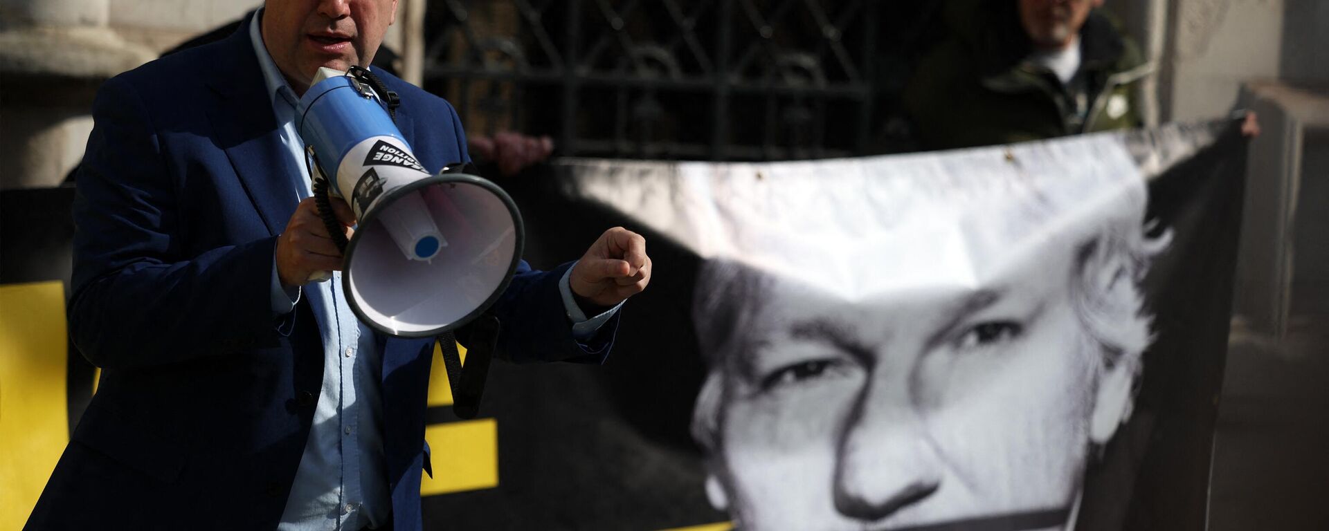 Một người ủng hộ người sáng lập WikiLeaks Julian Assange, Richard Burgon, Nghị sĩ Đảng Lao động của Leeds East, phát biểu bên ngoài Tòa án Công lý Hoàng gia, Tòa án Tối cao Anh, ở trung tâm London vào ngày 26 tháng 3 năm 2024. - Sputnik Việt Nam, 1920, 28.03.2024
