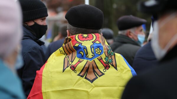 Флаг Молдавии на спине участника акции сторонников избранного президента Молдавии Майи Санду у здания парламента в Кишиневе - Sputnik Việt Nam
