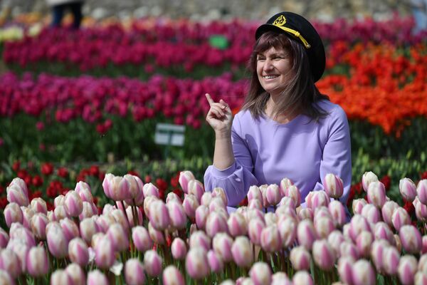 Người phụ nữ trong Vườn Bách thảo Nikitsky ở Yalta, nơi diễn ra Cuộc diễu hành hoa Tulip lần thứ 17 - Sputnik Việt Nam