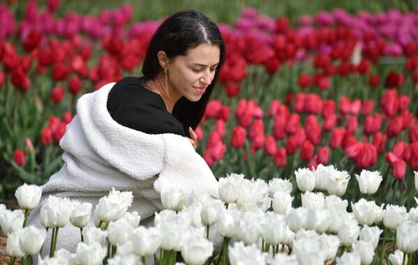 Cô gái trong Vườn Bách thảo Nikitsky ở Yalta, nơi diễn ra Cuộc diễu hành hoa Tulip lần thứ 17 - Sputnik Việt Nam