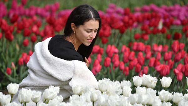 Cô gái trong Vườn Bách thảo Nikitsky ở Yalta, nơi diễn ra Cuộc diễu hành hoa Tulip lần thứ 17 - Sputnik Việt Nam