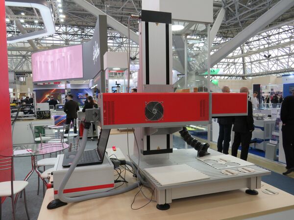 Hệ thống xử lý bằng laser C-marker dựa trên laser CO2 của công ty “Laser Center”. - Sputnik Việt Nam