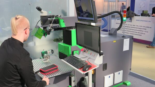 Máy hàn laser đa trục và hàn bề mặt kim loại bằng dây MLK4-QCW của nhóm công ty “Lasers and Equipment”. - Sputnik Việt Nam