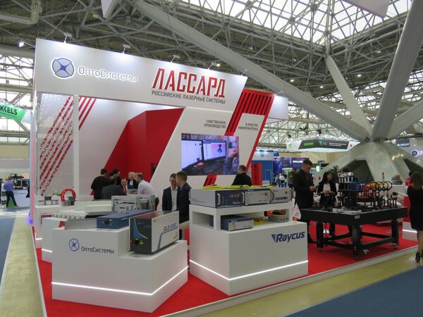 Gian hàng của công ty LASSARD. Russian Laser Systems&quot; (Matxcơva) chuyên phát triển và sản xuất thiết bị laser từ năm 2015 - Sputnik Việt Nam