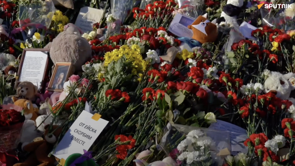 Mátxcơva để tang: người dân tiếp tục mang hoa đến tòa nhà Crocus City Hall   - Sputnik Việt Nam