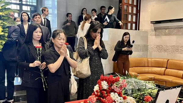 Đoàn cựu LHS Trường sư phạm Oriol tưởng niệm những nạn nhân vụ khủng bố - Sputnik Việt Nam