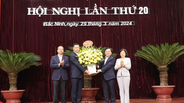 Các đồng chí Thường trực Tỉnh ủy Bắc Ninh tặng hoa chúc mừng ông Trần Huy Phương (thứ 2 từ trái sang).  - Sputnik Việt Nam