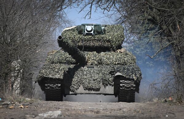 Xe tăng T-72 nhóm quân &quot;Trung tâm&quot; hoạt động chiến đấu theo hướng Avdeevka trong chiến dịch quân sự đặc biệt - Sputnik Việt Nam