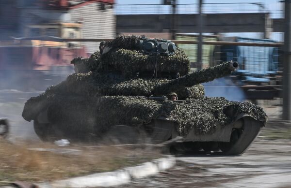Xe tăng T-72 nhóm quân &quot;Trung tâm&quot; hoạt động chiến đấu theo hướng Avdeevka trong chiến dịch quân sự đặc biệt - Sputnik Việt Nam