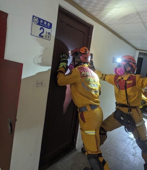 Thành viên đội cứu hộ tìm kiếm nạn nhân bên trong tòa nhà nghiêng sau trận động đất ở Hoa Liên, miền đông Đài Loan, Trung Quốc - Sputnik Việt Nam