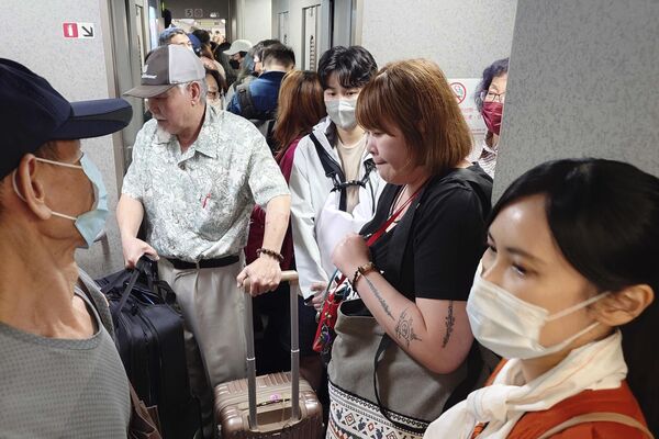 Hành khách lên tàu sau khi giao thông bị đình trệ do động đất ở Đài Bắc, Đài Loan, Trung Quốc - Sputnik Việt Nam