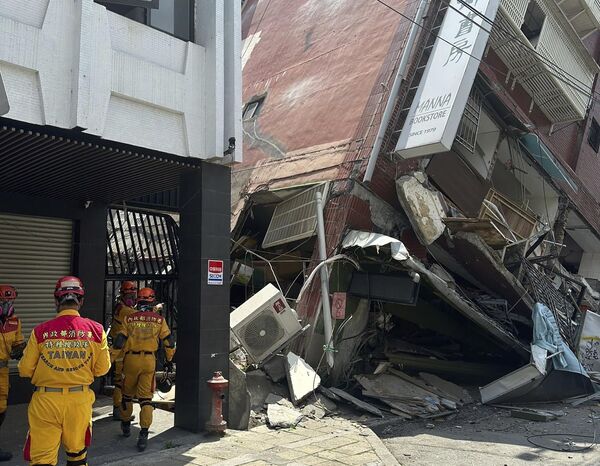 Thành viên đội tìm kiếm, cứu hộ gần tòa nhà nghiêng sau trận động đất ở Hoa Liên, miền đông Đài Loan, Trung Quốc - Sputnik Việt Nam