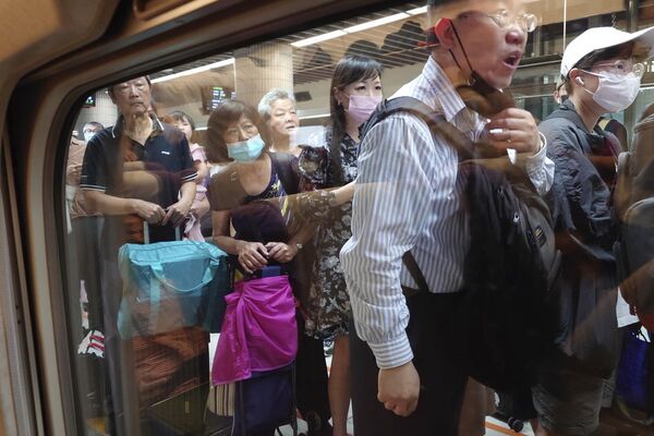 Hành khách chờ lên tàu sau khi giao thông bị đình trệ do trận động đất ở Đài Bắc, Đài Loan, Trung Quốc - Sputnik Việt Nam