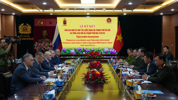 Lễ ký kết Bản ghi nhớ về hợp tác giữa Công an thành phố Hà Nội và Tổng cục Nội vụ thành phố Moskva - Sputnik Việt Nam