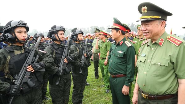 Đại tướng Phan Văn Giang, Bộ trưởng Bộ Quốc phòng và Đại tướng Tô Lâm, Bộ trưởng Bộ Công an thăm hỏi, động viên các lực lượng tham gia hợp luyện. - Sputnik Việt Nam