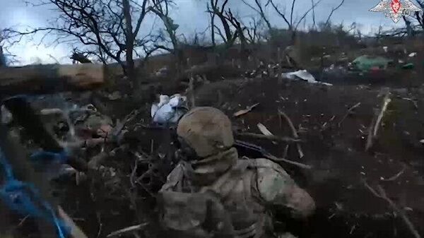 Xạ thủ súng máy Nga bị thương một mình tiêu diệt 27 phiến quân Ukraina - Sputnik Việt Nam