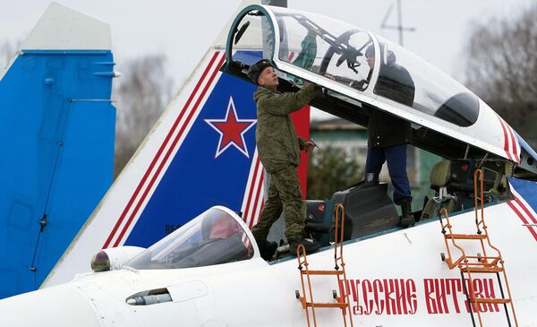 Trong buồng lái máy bay chiến đấu Su-30SM của phi đội &quot;Hiệp sĩ Nga&quot;, kỷ niệm 30 năm thành lập vào ngày 5 tháng 4 năm 2021, trước buổi diễn tập phần trình diễn máy bay của Lễ duyệt binh Chiến thắng ở Kubinka - Sputnik Việt Nam