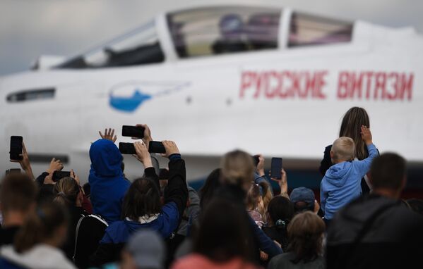 Khán giả theo dõi các chuyến bay trình diễn trong khuôn khổ Diễn đàn Quân đội Quốc tế 2020 tại sân bay Kubinka ở ngoại ô Moskva - Sputnik Việt Nam