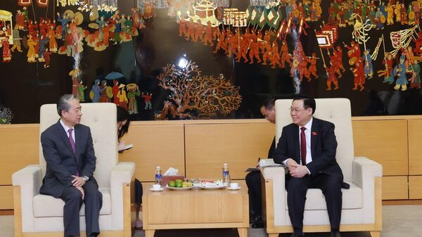 Đại sứ Trung Quốc tại Việt Nam Hùng Ba tiễn Chủ tịch Quốc hội Vương Đình Huệ tại sân bay quốc tế Nội Bài. - Sputnik Việt Nam