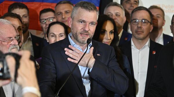 Ứng cử viên tổng thống Peter Pellegrini (giữa) phát biểu trước những người ủng hộ tại trụ sở của ông sau cuộc tranh cử tổng thống ở Bratislava, Slovakia - Sputnik Việt Nam