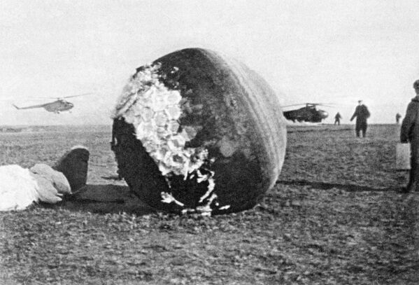 Mô-đun hạ cánh của tàu vũ trụ Vostok cùng nhà du hành vũ trụ Yuri Gagarin sau khi tiếp đất - Sputnik Việt Nam