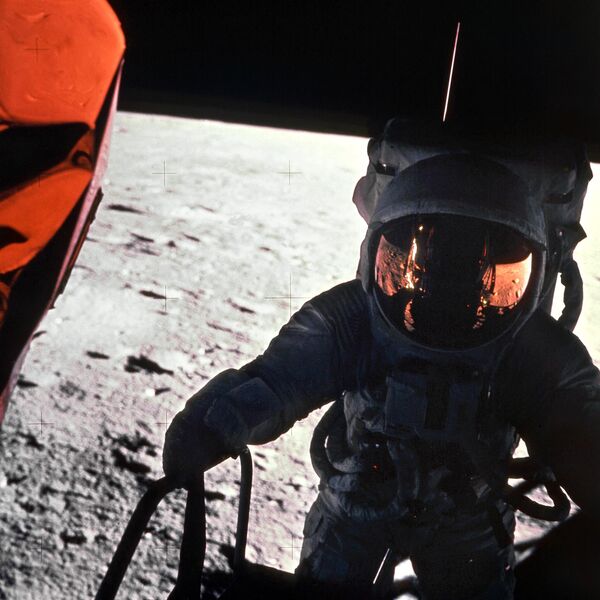 Phi hành gia Apollo 12 trên Mặt trăng - Sputnik Việt Nam