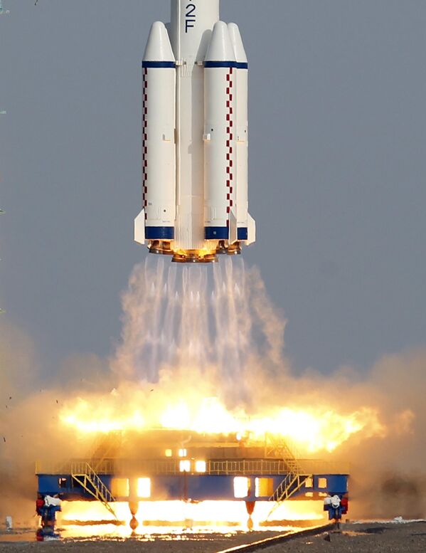 Tên lửa cùng tàu vũ trụ &quot;Thần Châu-9&quot; tại Trung tâm phóng Tửu Tuyền, Trung Quốc - Sputnik Việt Nam